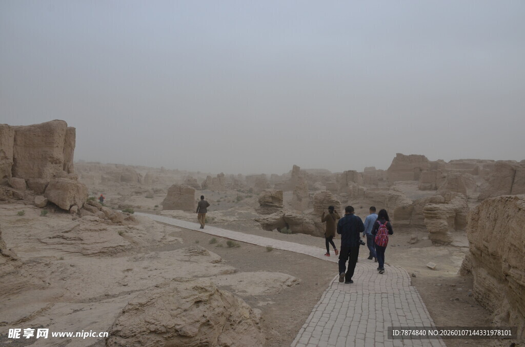 沙漠古城中的徒步旅行者