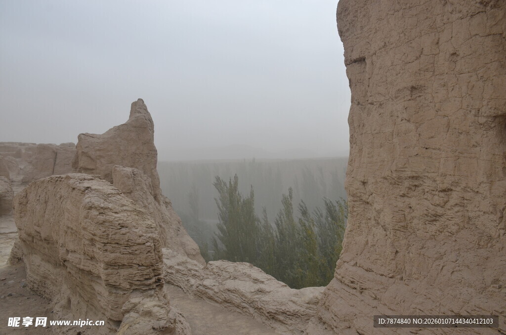 沙漠中的古老残垣断壁