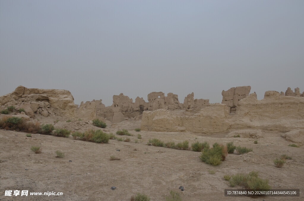 沙漠中的古老遗迹景观