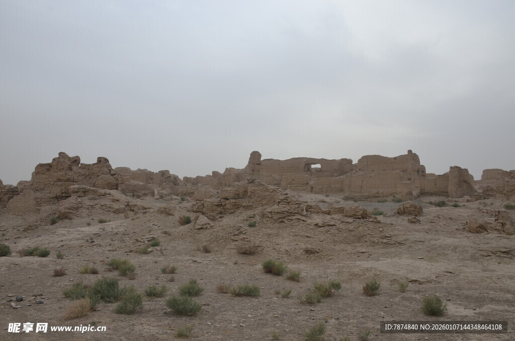 沙漠中的古老建筑遗迹