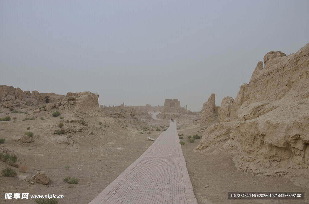 沙漠中的古老遗迹小道