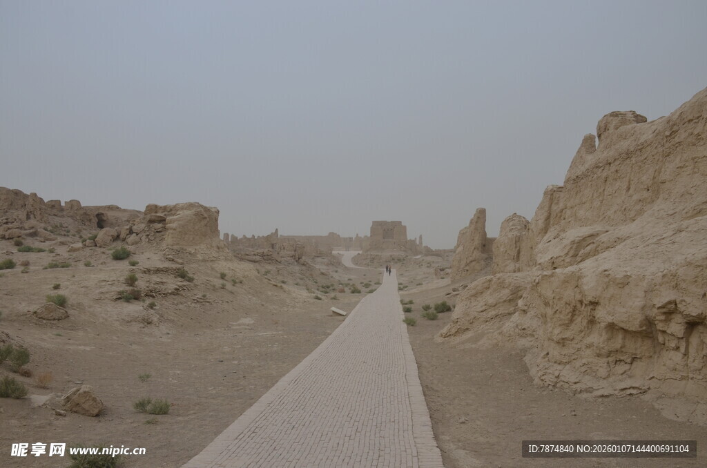 沙漠中的古老遗迹小道