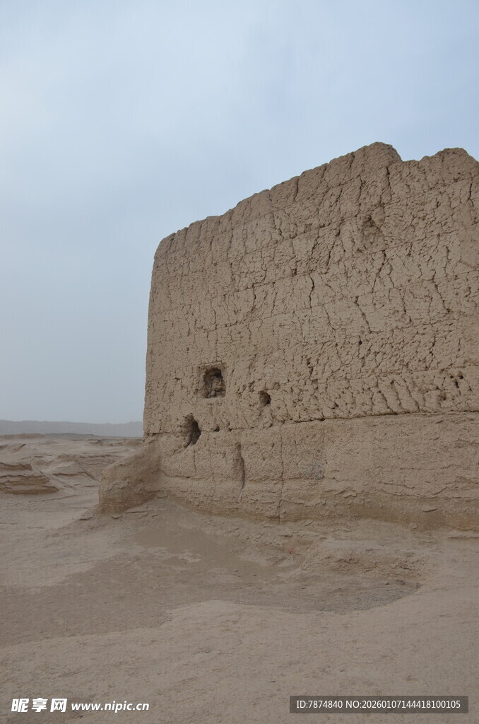 沙漠中的古老土墙遗迹