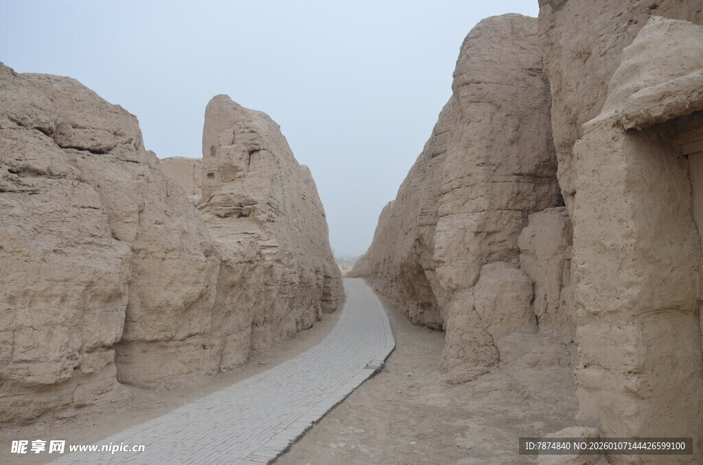沙漠中的古老石道遗迹