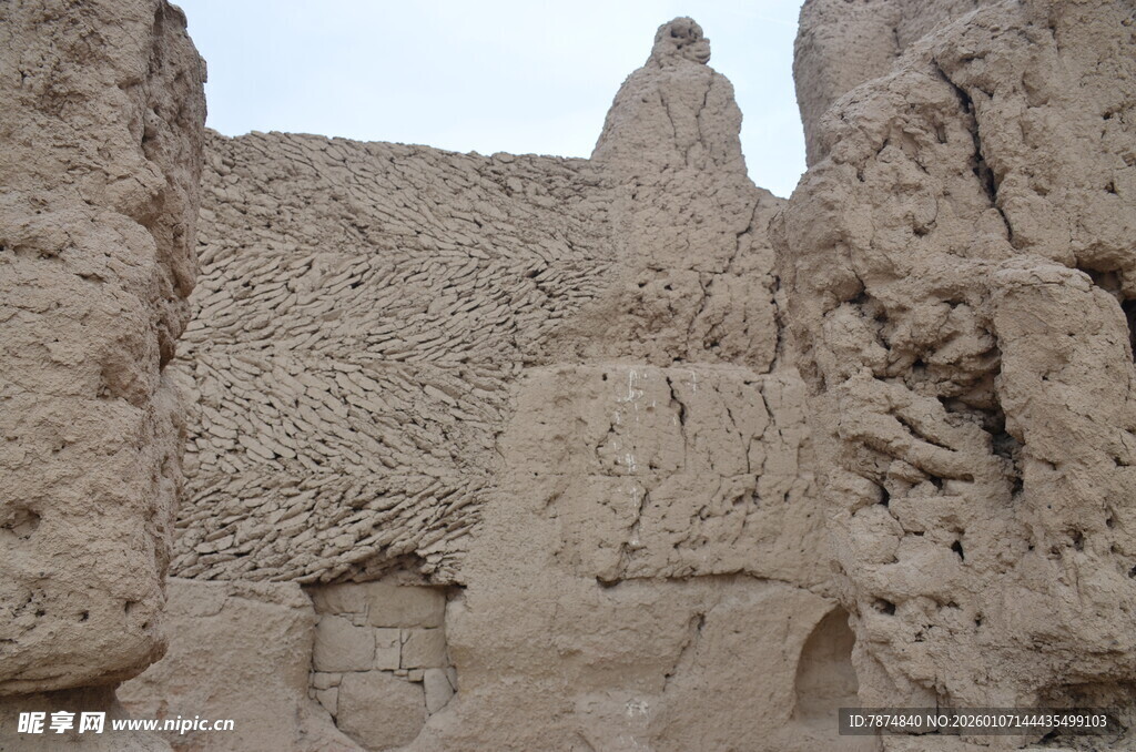 古老神秘的土筑遗迹景观