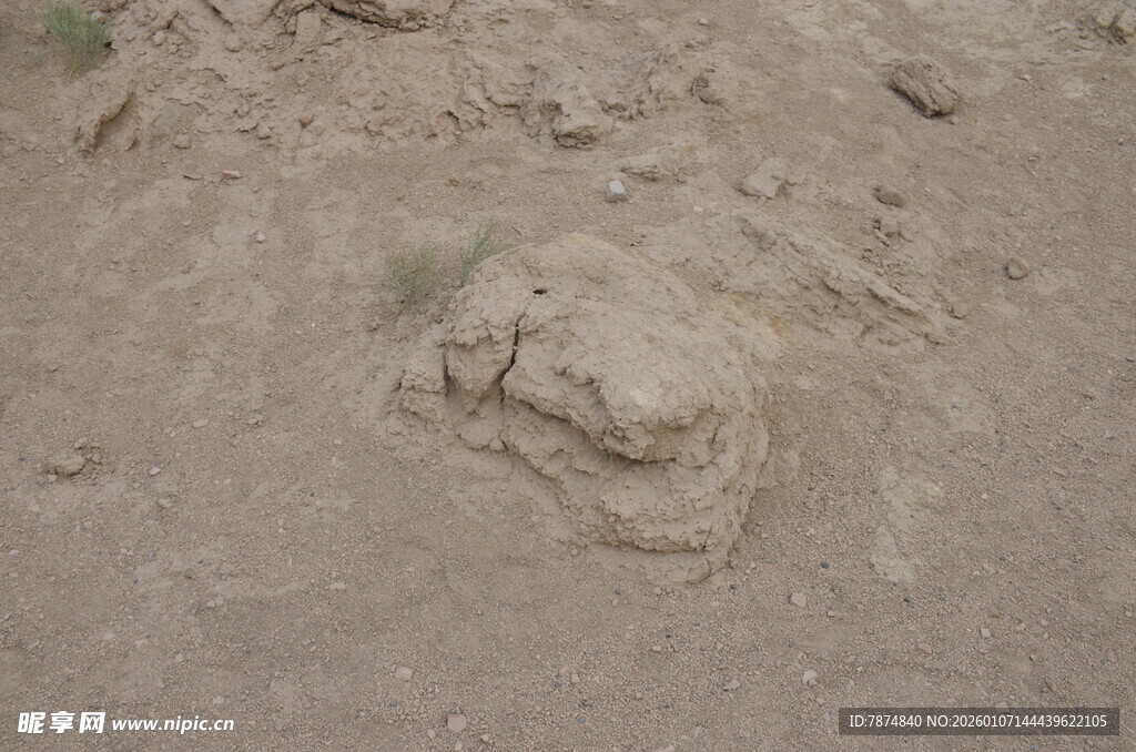 沙地上的奇特石块