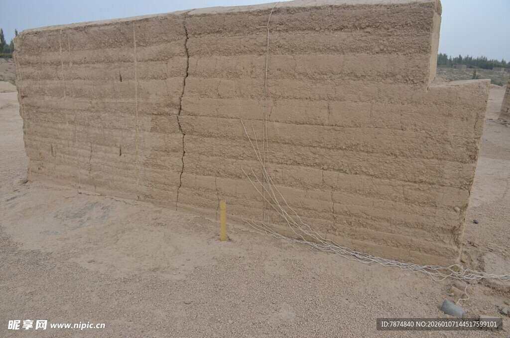 户外堆叠的棕色砖块