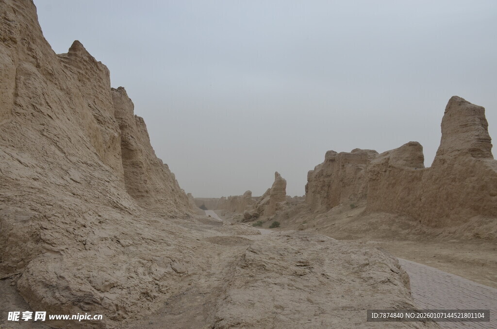 荒漠中的奇特土林景观
