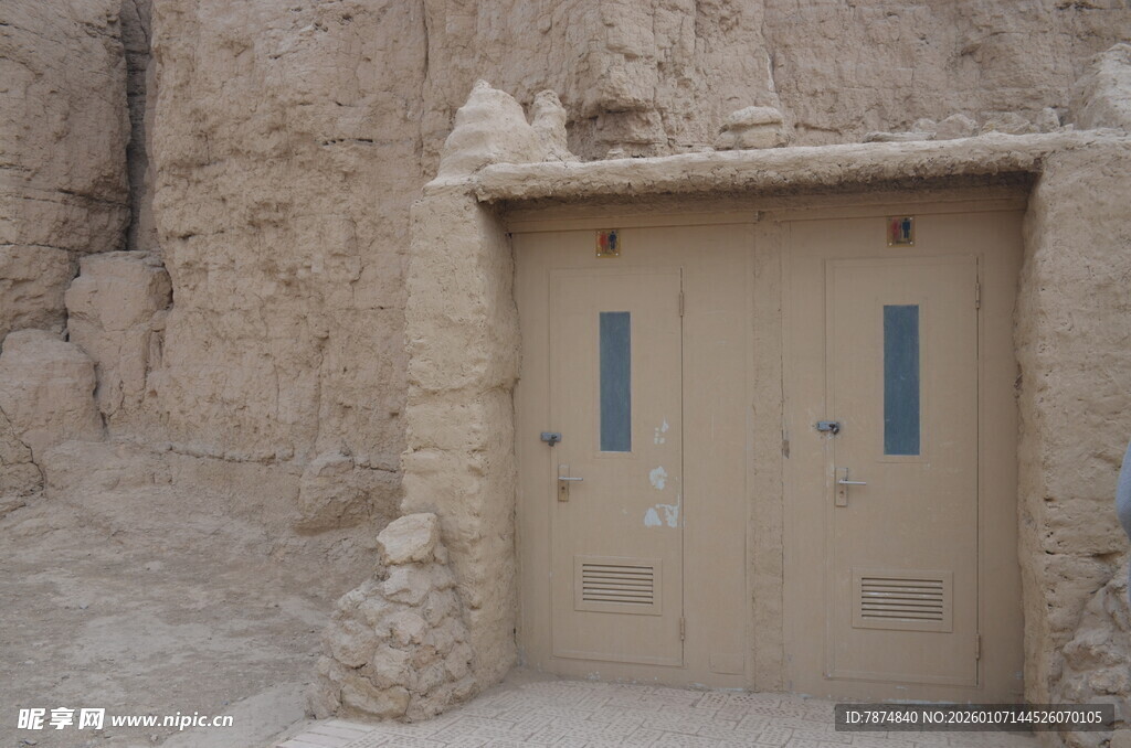 沙漠中的双扇棕门