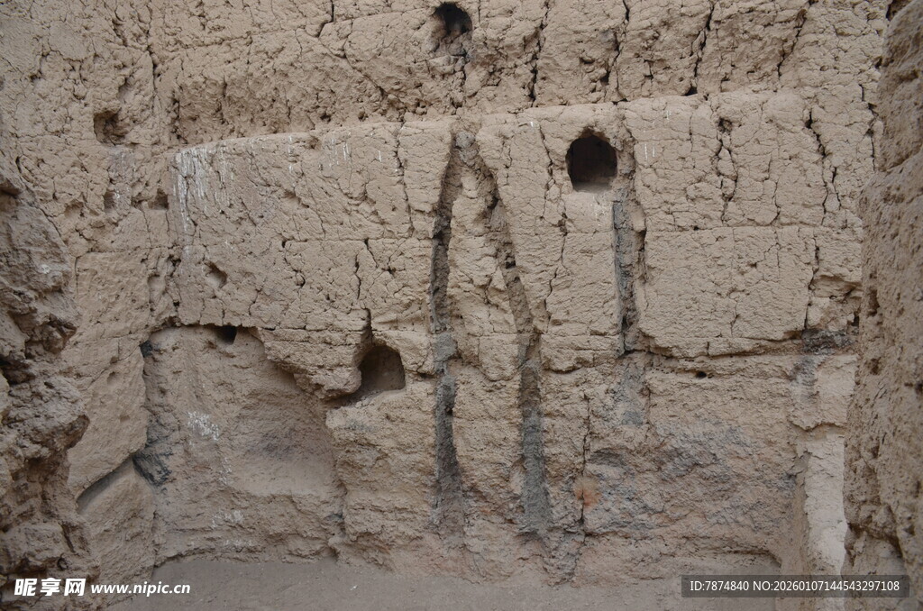 古老土墙的孔洞痕迹