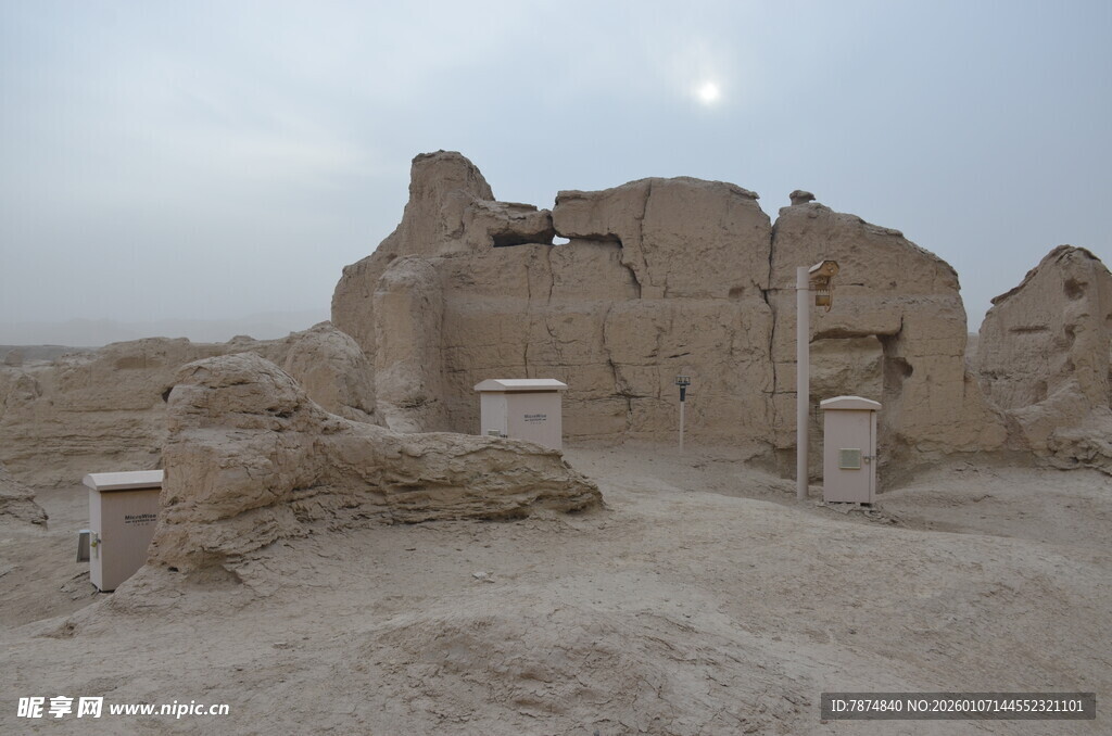 沙漠中的古老建筑遗迹