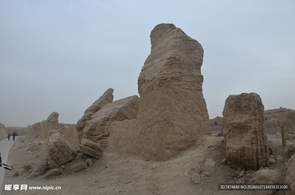 沙漠中的古老土堆遗迹