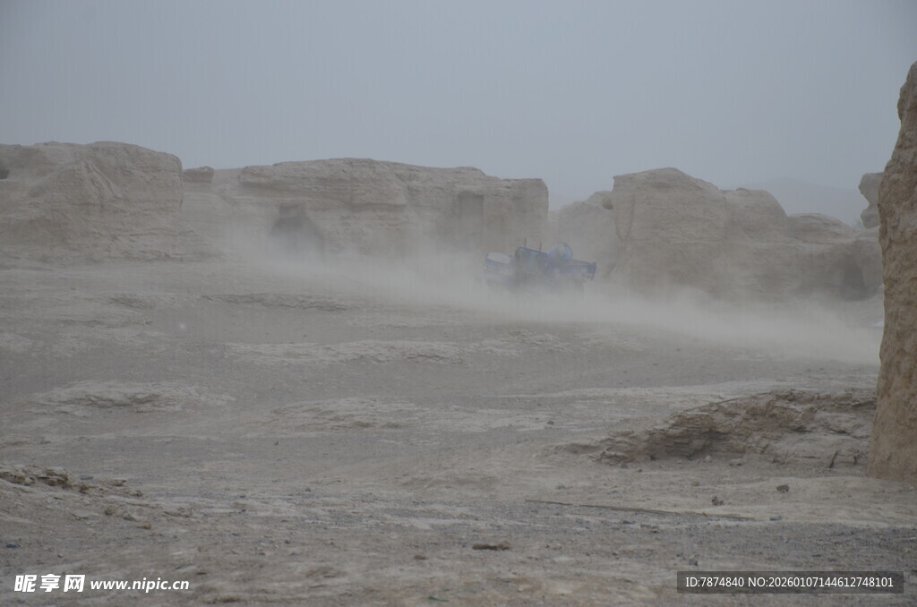 沙漠中行驶的车辆扬起沙尘
