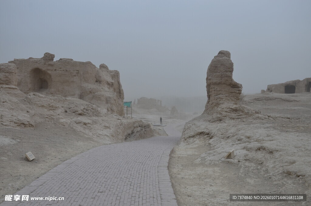 沙漠中的古老遗迹景观