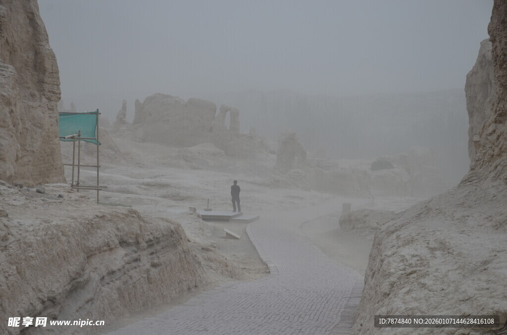 沙漠中孤独行走的旅人