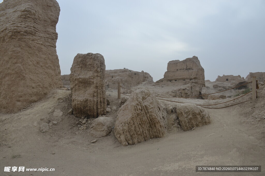 沙漠中的古老遗迹