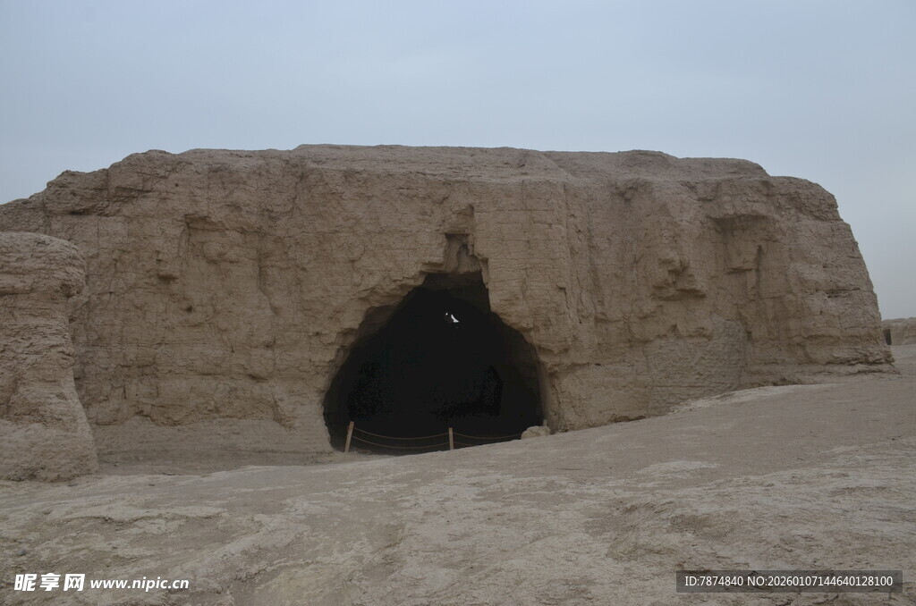 沙漠中的神秘洞穴入口