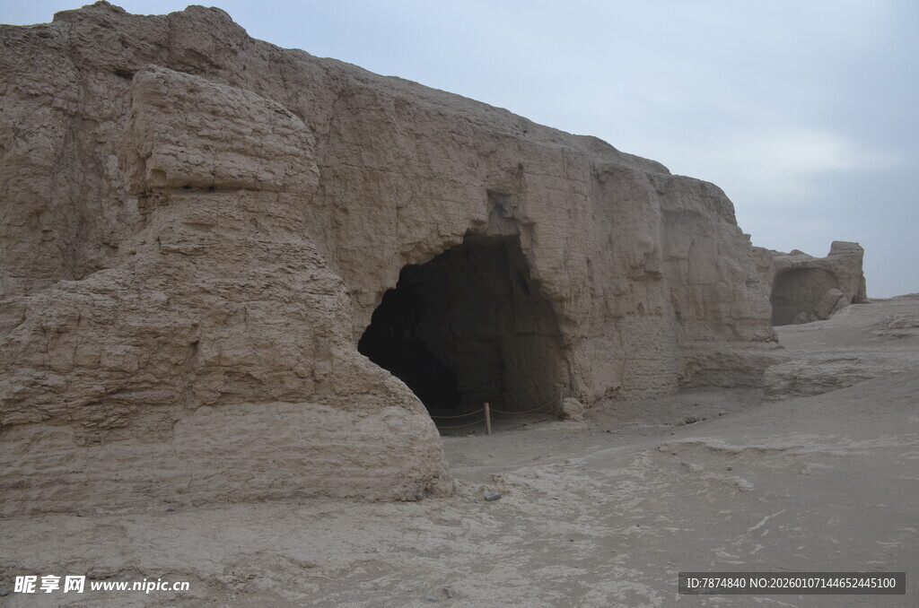 沙漠中的古老洞穴遗迹