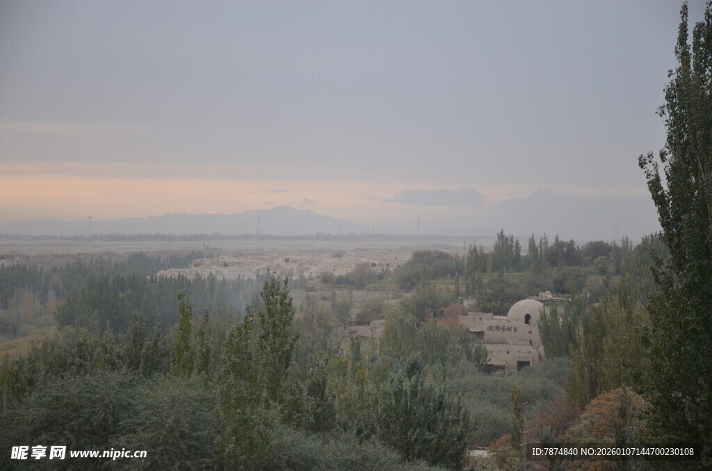 黄昏下的山林景色