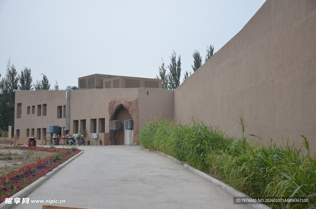 古朴庭院中的幽静小道