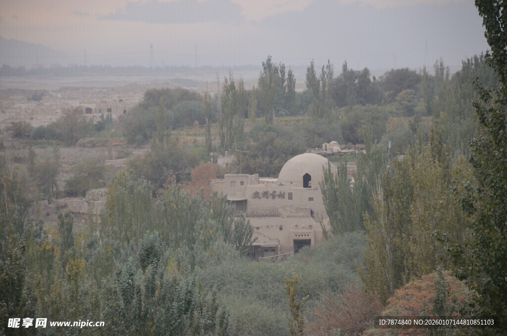 山间建筑隐于葱郁树林