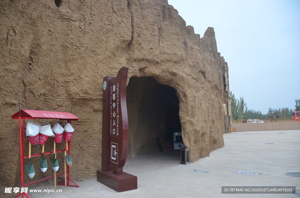 古老洞穴入口景观