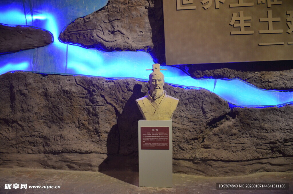 神秘场景中的独特雕像