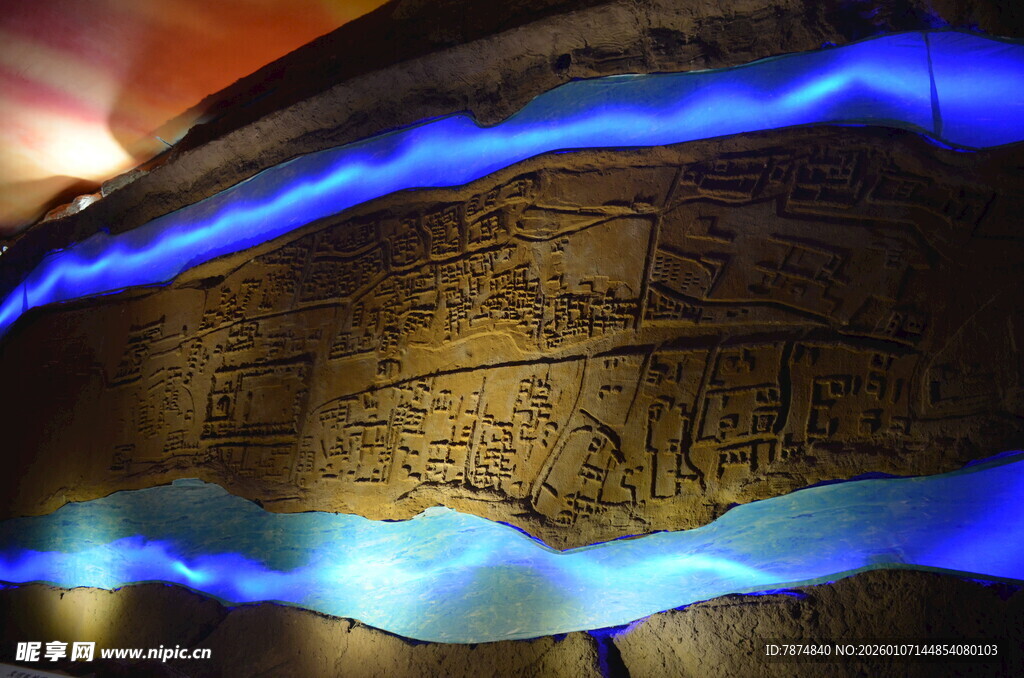 蓝色光带环绕古老石壁