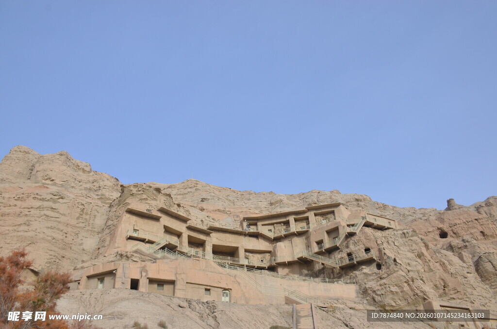 悬崖上的古老建筑奇观