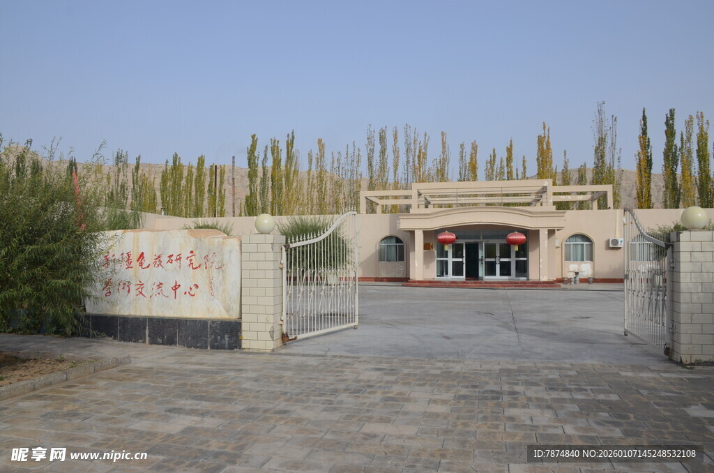 沙漠中的特色建筑大门