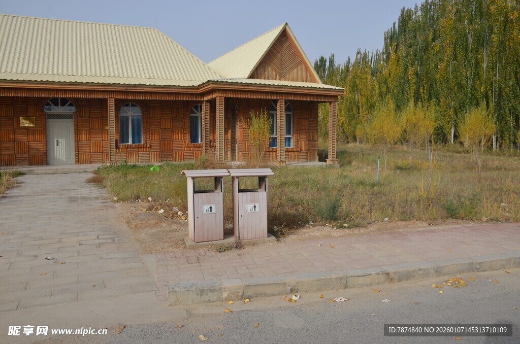 乡村木质房屋及周边景致