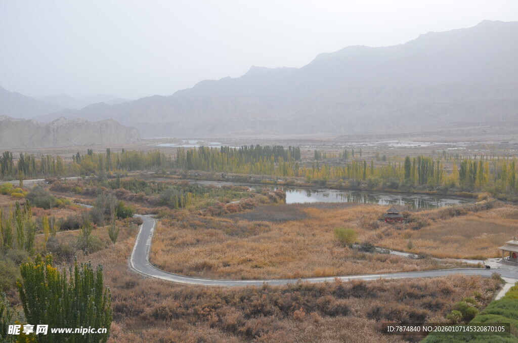 山间蜿蜒小路与开阔景致