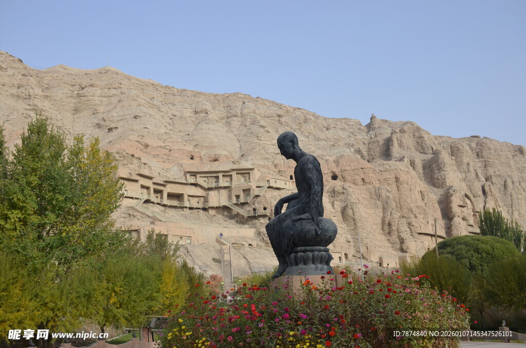 敦煌景观中的黑色雕塑