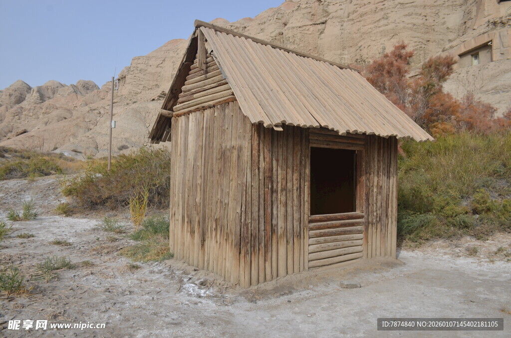 荒野中的古朴木质小屋