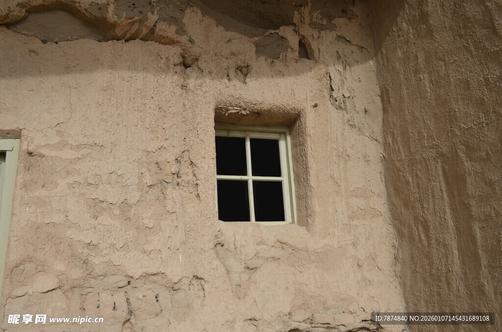 古老墙面的简约小窗