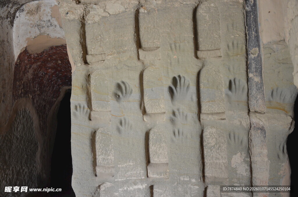 古老石柱纹理特写