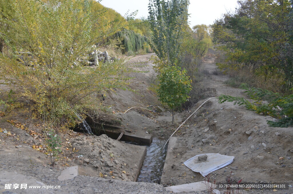 户外沟渠施工现场