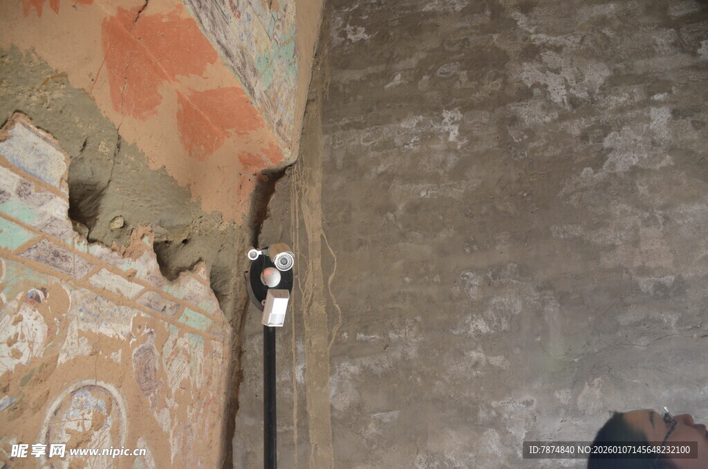 古老墙面上的神秘物件