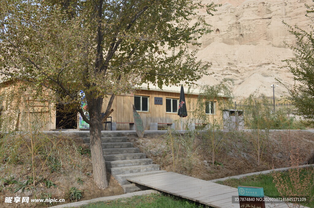 乡村小屋旁的自然景致