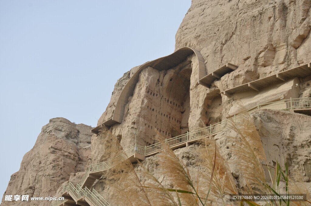 陡峭嶙峋的壮观岩石
