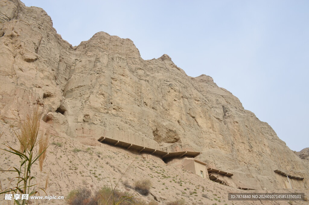 沙漠中的古老建筑遗迹