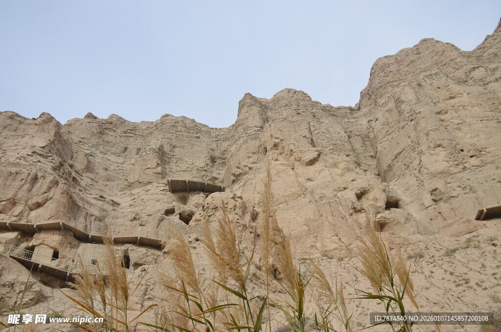 沙漠峭壁上的古老洞穴