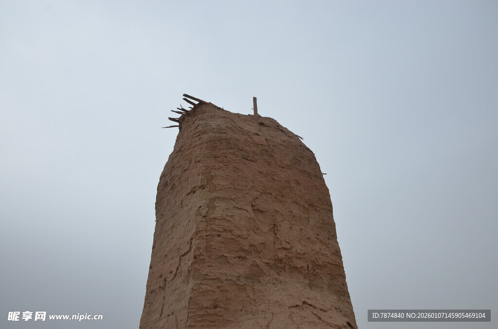 古老土塔屹立天地间