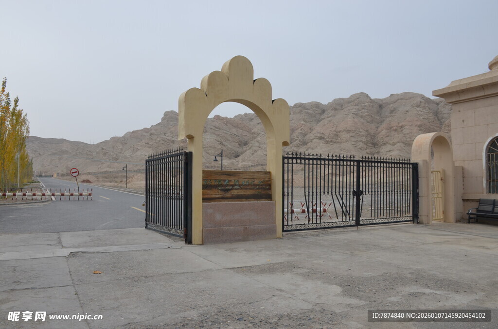 沙漠中的拱形铁门景观