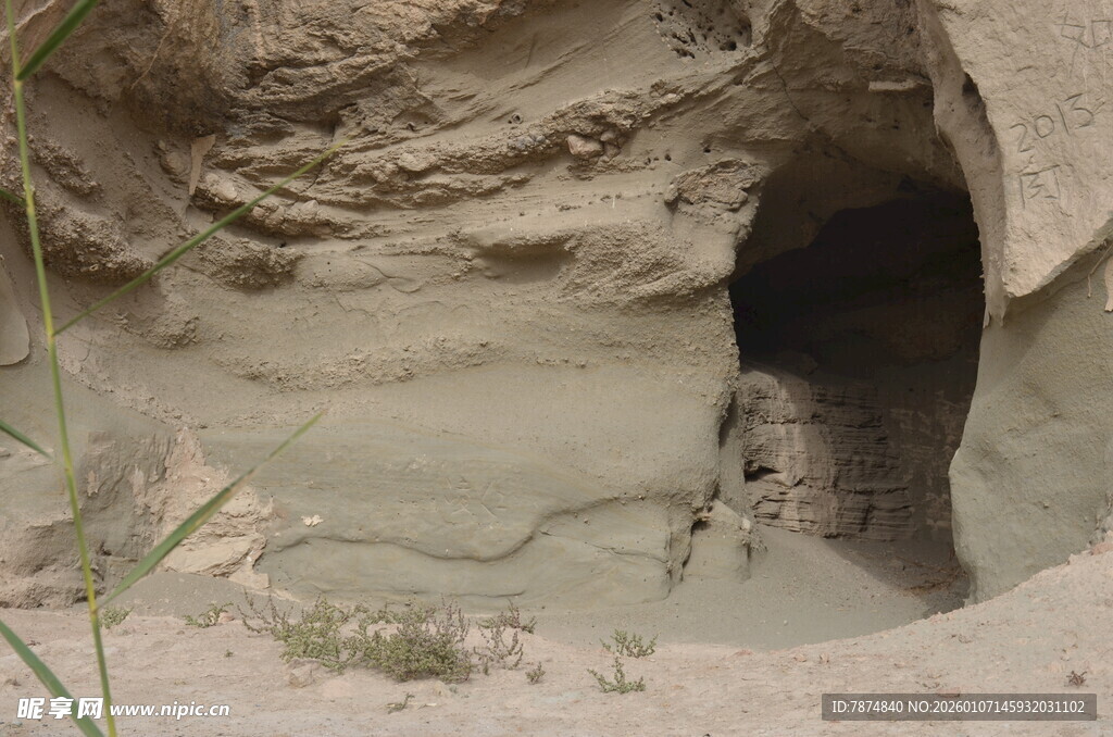 沙漠中的神秘洞穴入口