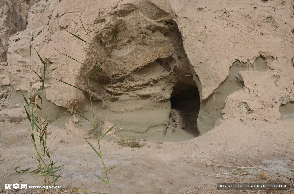 沙漠中的神秘洞穴
