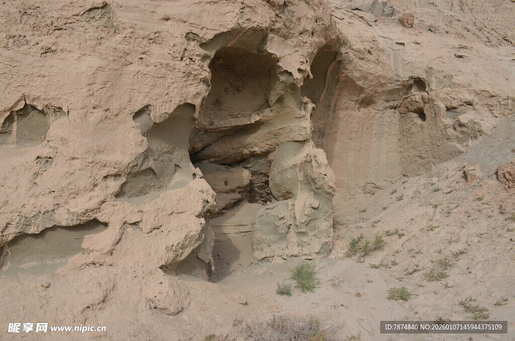 沙漠中的独特岩石洞穴