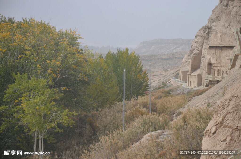 山间秋色与崖壁景观