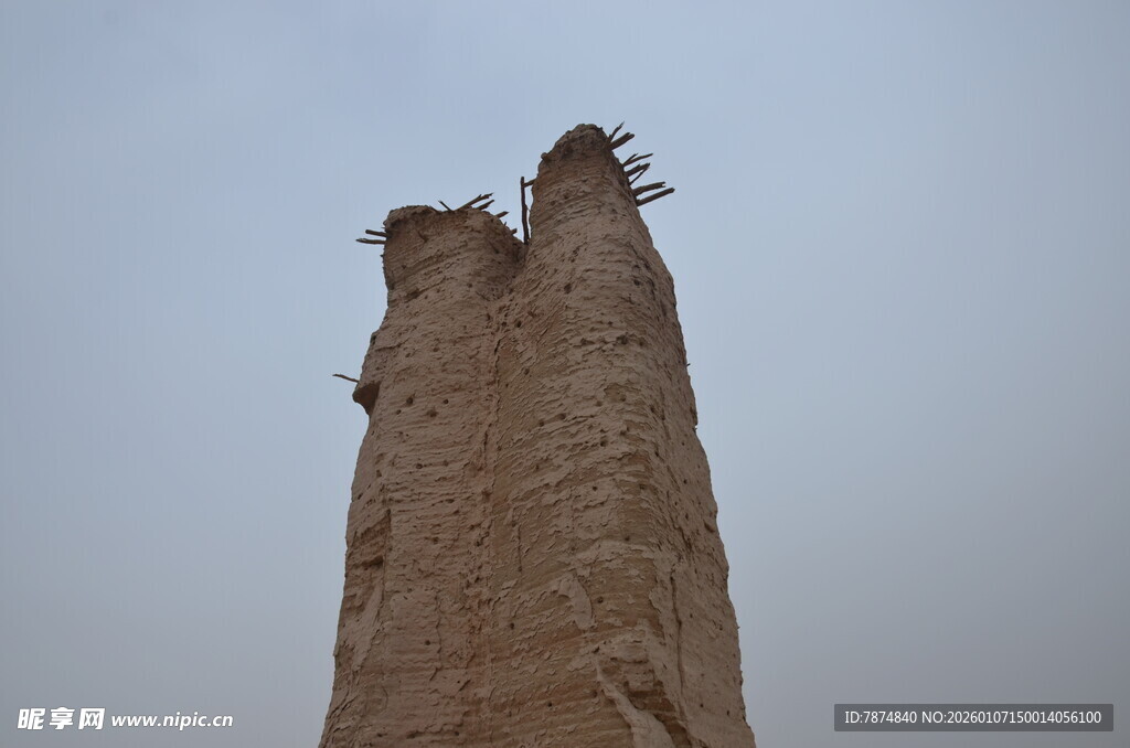 古老残塔屹立天际