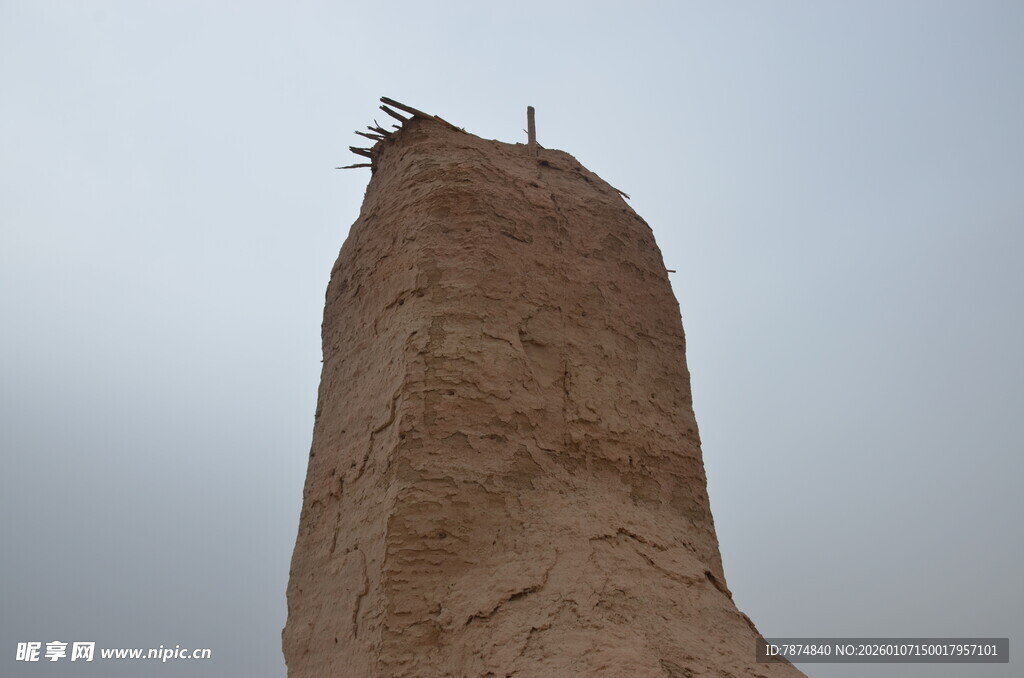 古老土塔屹立天际